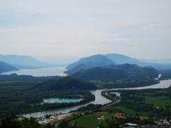 Rhône canalisé avec le lac du Bourget au loin, Ain