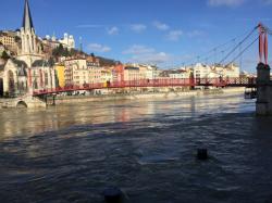 Vue sur le quartier Saint-Georges depuis l'angle de la passerelle ; rue Sala et passerelle Saint-Georges, Lyon