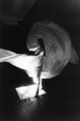 ["Loïe Fuller - La danse des couleurs", performance-installation par Brygida Ochaim]