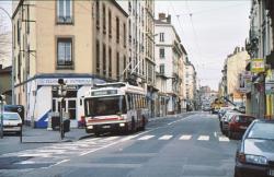 [Trolleybus (ligne 1), cours Tolstoï, à Villeurbanne (Rhône)]