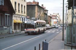 [Trolleybus (ligne 11), rue Léon-Blum à Villeurbanne (Rhône)]