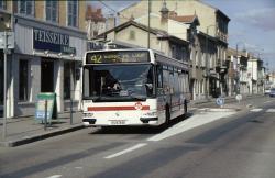 [Bus (ligne 42), avenue Charles-de-Gaulle à Tassin-la-Demi-Lune (Rhône)]
