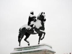 [Statue équestre de Louis XIV sous la neige]