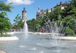 [La Place Bellecour réaménagée et le clocher de la Charité]