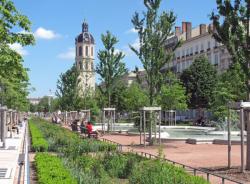 [La Place Bellecour réaménagée et le clocher de la Charité]