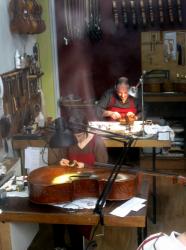 [Luthier place Tobie-Robatel]