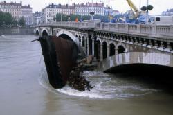 [Une barge échouée sous le pont Wilson]