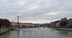 [Passerelle du Palais de justice sur la Saône]