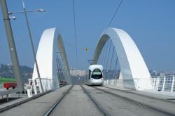 [Passage du tramway T1 sur le pont Raymond Barre]