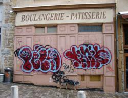 [Graffiti sur une devanture de Boulangerie]