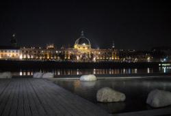 [Berges du Rhône, rive gauche du Rhône. L'Hôtel-Dieu de nuit