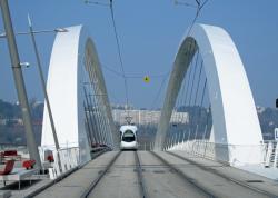 [Tramway T1 sur le pont Raymond Barre]