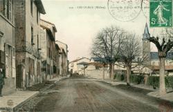 Les Olmes (Rhône). - Entrée du village et vue générale