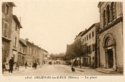 Orliénas-les-eaux (Rhône). - La place
