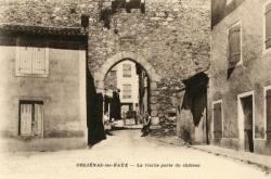 Orliénas-les-Eaux (Rhône). - La vieille porte du château