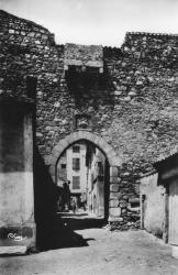Orliénas (Rhône). - Vieille porte de l'enceinte fortifiée (anné 1040)