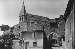 Orliénas (Rhône). - Les remparts et la vieille porte