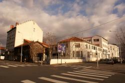 Angle de la rue Lortet et du boulevard Yves Farge, emplacement de l'immeuble : Les Allées Laurentines