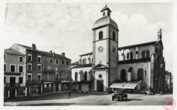 Amplepuis (Rhône). - Place centrale et église