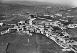 Aveize (Rhône), Alt. 840 m. - Vue générale aérienne