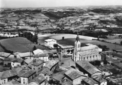 Aveize (Rhône), Alt. 840 m. - Vue générale aérienne