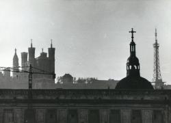 [Les trois flèches : Hôtel-Dieu, basilique de Fourvière, tour métallique de Fourvière]