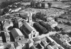 Belleville-sur-Saône (Rhône). - Vue aérienne sur l'église, la place et le théâtre municipal