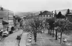 Bessenay (Rhône). - La Place