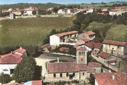 Cailloux-sur-Fontaines (Rhône). - L'église et le bourg