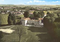 Cailloux-sur-Fontaines (Rhône). - Vue sur le château