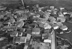 Chassagny (Rhône). - Vue aérienne sur le bourg