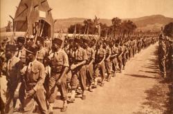 Tata sénégalais de Chasselay (Rhône). - Le 30 juin 1945. - Les Sénégalais défilent devant le Tata