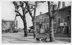 Chasselay (Rhône). - Place de la mairie