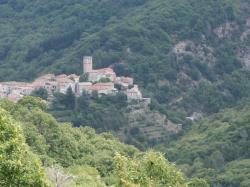 Village d'Aizac, vue sur Antraigues sur Volane, Ardèche