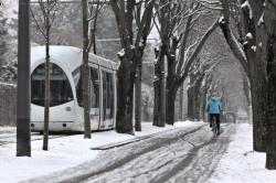 Tram et cycliste sous la neige, Bron