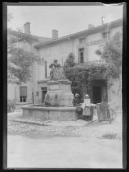 Grignan : statue de Madame de Sévigné