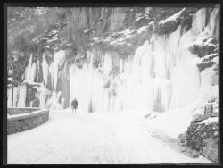 Vallée de la Romanche, la rampe des Commères, effet d'hiver, stalactites de glace.