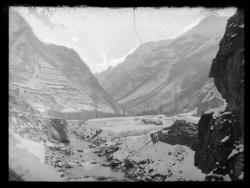 Vallée de la Romanche, vue prise du pont Ségur sur la Vallée et le pic de la Meije