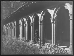 Cloître de l'abbaye Benedictine de Charlieu, colonnade vue de l'extérieur