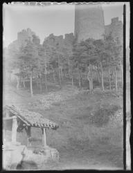 Château de Couzan, vieux puits et ruines