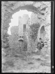 Château de Couzan, dans les ruines, M. [Pitre ?]