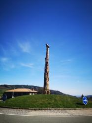 Totem en bois sculpté, Col de Crie (Rhône).