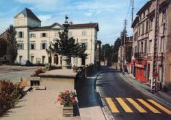 Ecully (Rhône). - La route de Champagne et la mairie