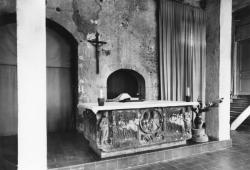 Eveux-sur-L'Arbresle (Rhône). - La Tourette. - Centre Saint-Dominique. - La Chapelle (sarcophage paléochrétien)