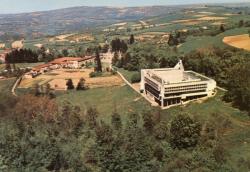 Eveux-sur-L'Arbresle (Rhône). - Vue générale sur le paays et le couvent de Le Corbusier