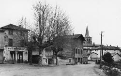 Frontenas (Rhône). - La Place et le Monument aux Morts