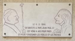 Plaque apposée sur la basilique d'Ars commémorant la visite de Jean-Paul II en 1986.