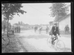 Le Tour de France à Charbonnières-les-, Garin et Pothier arrivant premiers