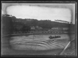 Bateau-mouche et quai Chauveau