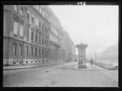 Quai Tilsit près de la passerelle Paul Couturier